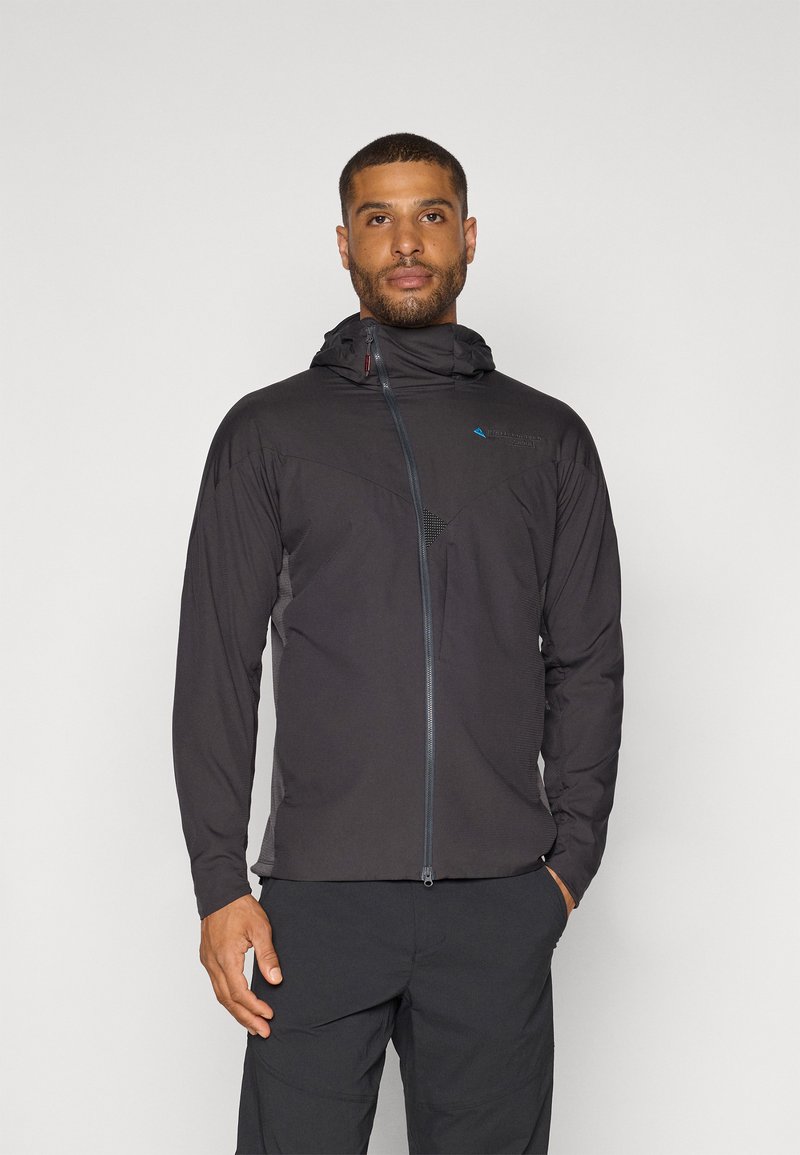 Schwarze leichte Jacke mit einem Reißverschluss, Kapuze und Netzdetails. Verfügt über ein Logo auf der Brust und ein tailliertes Design.