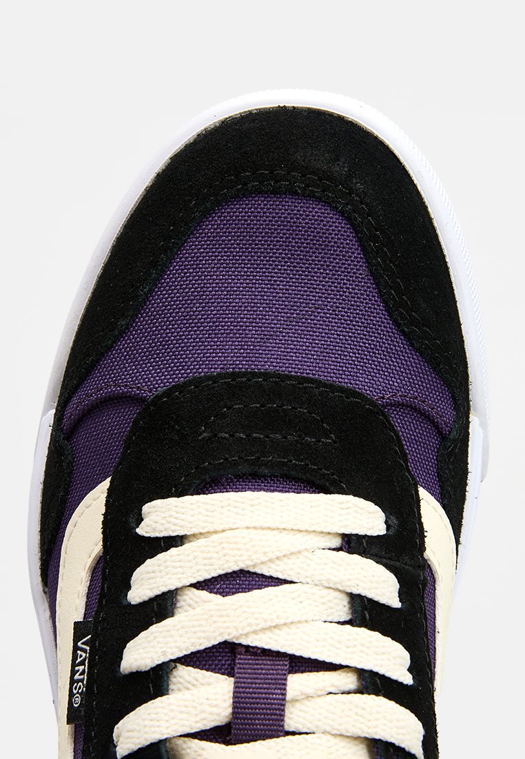 Schwarze Wildleder- und lila Canvas-Sneaker mit weißen Schnürsenkeln und Gummisohle. Verfügt über ein Logo-Tag und strukturierte Stoffdetails im Obermaterial.