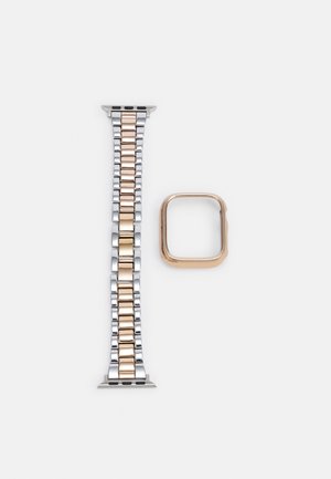 Tofarvet metalurrem og roseguld rektangulært beskyttelsescover til et smartwatch på en hvid baggrund.