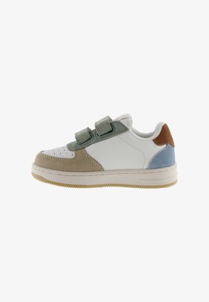 Witte leren sneaker met groene en beige suède accenten, dubbele klittenbandriemen, ronde neus en lichtbruine rubberen zool.