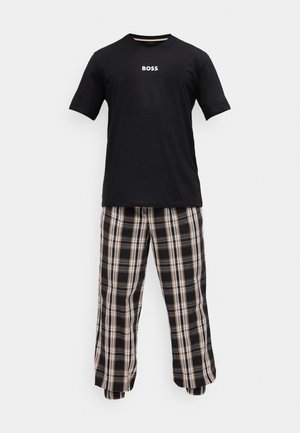 Must musta lühikeste varrukatega T-särk valge "BOSS" logoga, koos mustade, pruuni ja beeži tooni ruuduliste pajamasärgiga, millel on lõdva istuvusega disain.