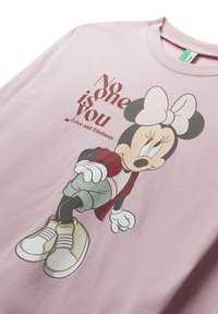 Felpa di cotone rosa con grafica di un personaggio in sneakers, con il testo: "Nessuno è come te" e "Amore e gentilezza."
