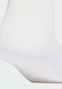 Bijela gležnjerica izrađena od glatkog, teksturiranog tkanja. Ima rebrasti detalj i ojačani dio peta za izdržljivost.