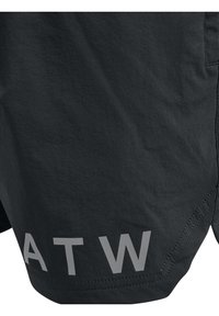 Czarne szorty wykonane z teksturowanej tkaniny, z wyciętym dołem i dużym szarym napisem "ATW" na lewym nodze.