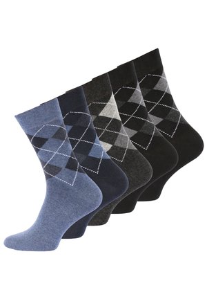 Cinque paia di calzini da crew in diverse tonalità di blu, grigio e nero con un motivo argyle e una cucitura bianca a contrasto lungo i rombi.