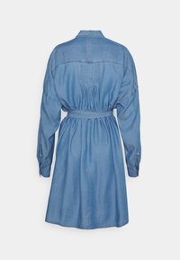Robe longue en denim bleu à manches longues avec taille froncée, poignets à boutons et détail d'un pli au dos.