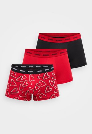 Drie paar boxershorts in rood, zwart en rood met patroon. Het patroon bevat candycane en hartjes; alle hebben elastische taillebanden.