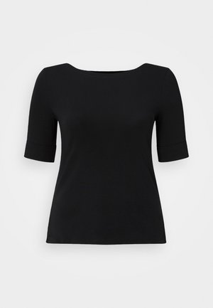 Sort kortærmet top med bred bådudskæring og tætsiddende silhuet, vist mod en ensartet lys baggrund.