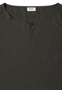Blusa verde oliva scuro con scollatura rotonda, chiusura a occhiello con un solo bottone e etichetta del marchio "CECIL" all'interno del colletto.