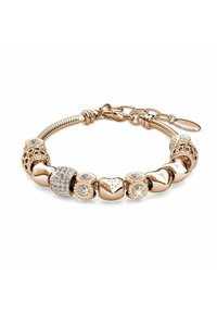 Bracciale in oro rosa caratterizzato da vari charm, tra cui forme floreali e a cuore, alcuni decorati con pietre trasparenti. Dettagli in metallo texturizzato.
