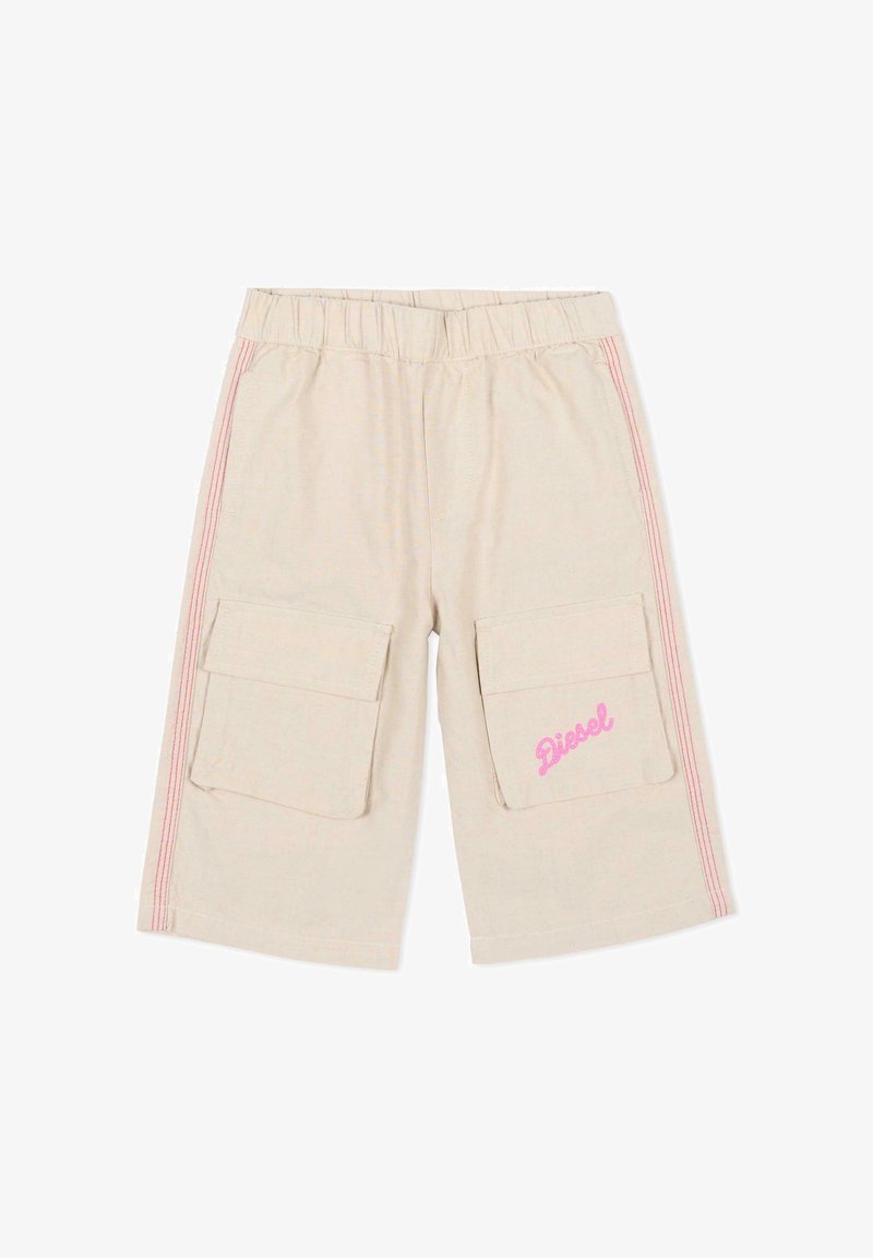 Shorts cargo beige longueur genou avec taille élastique, deux poches avant à rabat, bandes latérales roses, et logo "Diesel" sur la poche droite.