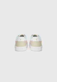 Puma sneakers met een pastel kleurenschema: lichtblauw, roze en beige accenten, met een textuur van leer en synthetisch materiaal, witte rubberen zool.