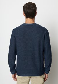 Dunkelblauer Pullover aus strukturiertem Strickmaterial, mit Rundhalsausschnitt, langen Ärmeln und gerippten Bündchen. Verfügt über ein unauffälliges Etikett am Saum.