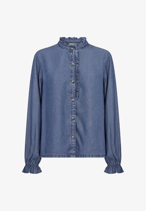 Blouse en denim avec un col froncé, une fermeture à boutons et des manches à poignet froncées. Le tissu est d'une teinte bleu moyen avec une texture lisse.