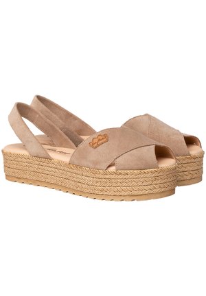 Sandalias slingback de ante beige con la punta abierta, que presentan una plataforma de espadrille trenzada y un pequeño emblema de logo en el costado.