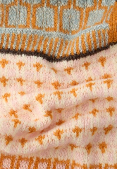 Pletená prikrývka s modro-oranžovým geometrickým vzorom na vrchu a mäkkým ružovým základom ozdobeným oranžovými hviezdičkami.