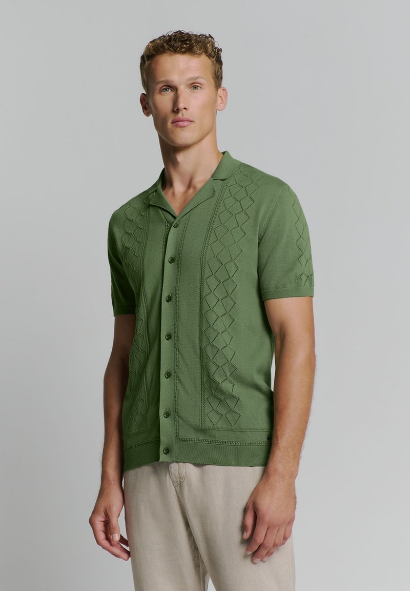 Korte mouw geweven shirt in olijfgroen met een gestructureerd ruitpatroon, knoopsluiting en een geknipte kraag. Gladde katoenmix stof.