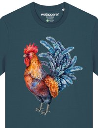 Cyaan T-shirt met een kleurrijk ontwerp van een haan met gedetailleerde veren in oranje, rood en blauw, omringd door gestileerde bladeren.