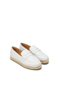 Hvide læder loafers med en vævet jute sål, der har et dekorativt bånd over det øverste og en glat, strømlinet design.