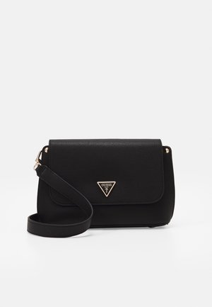 Czarna torebka GUESS typu crossbody z klapką i złotą, trójkątną plakietką z logo, regulowanym paskiem oraz teksturowanym wykończeniem na jednolitym tle.