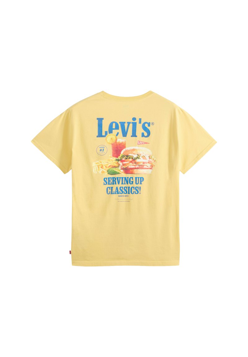 Gelbes Levi's T-Shirt mit Grafik von Burger, Pommes, einem Kaltgetränk und dem Text „Serving Up Classics! Since 1873“ auf der Rückseite.