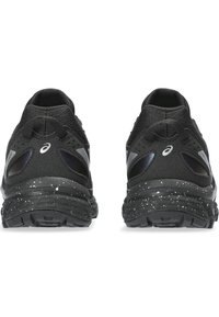 Černé běžecké boty mají síťovaný svršek s reflexními akcenty a texturovanou gumovou podrážkou. Patní část má skvrnitý design pro dodatečné detaily.