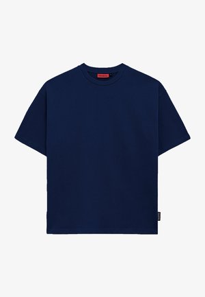 Tmavě modré bavlněné tričko s kulatým výstřihem, krátkými rukávy a rovný střih. Obsahuje malou nálepku na bočním švu.
