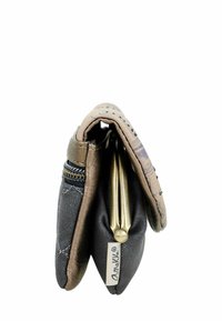 Cartera de piel plegada con cremallera y broche metálico, que presenta una etiqueta de tela etiquetada "Anekke" adjunta a un lado.