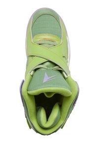 Roheline sportjalats tekstureeritud riidest pealiskihiga, millel on takjakinnitusega rihm, polsterdatud kaelus ja kontrastne lilla tald.