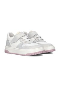 Witte en lichtgrijze sneakers met klittenbandsluitingen, gestructureerde bovenkant, ronde neus en een rubberen zool met een zachte roze accent.
