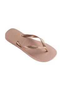 Chinelo castanho com sola de borracha texturizada, apresentando uma tira metálica decorativa e um design de palmilha plana e ergonómica.