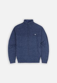 Pull en maille bleu marine zippé avec col et poignets côtelés, présentant un motif texturé subtil et des poches latérales. Tissu lavable en machine.