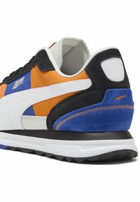 Sneakers med en blanding af orange, blå og sort stof. Har sælskind og tekstilmaterialer, en tyk hvid sål og kontrastfarvet syning.