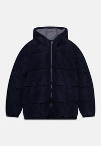 Marineblauwe pufferjas met capuchon, voorzien van een horizontaal doorgestikt ontwerp, ritssluiting aan de voorkant en verticale zijzakken. Gestreepte voering aan de binnenkant.