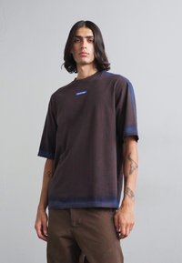A-COLD-WALL* VERGE - Camiseta estampada - brown