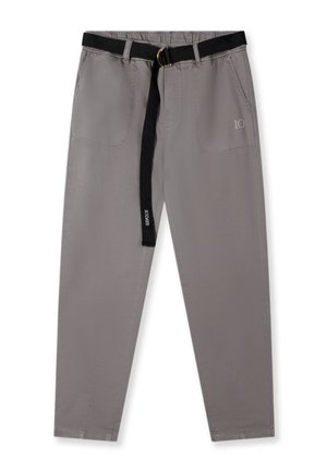 Pantaloni grigi con vita elasticizzata e cintura nera. Presentano due tasche frontali e un dettaglio laterale minimalista. Tessuto dalla texture liscia.