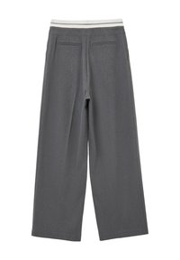 Pantalons large gris avec une texture lisse, dotés d'une ceinture blanche simple, de deux poches arrière et de lignes épurées.