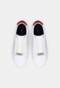 Tommy Hilfiger ESSENTIAL - Sneakers low - red