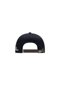 Marineblå baseball caps med en flat skygge. Den har en brun justerbar stropp, metallklips og hvit brodert logo bak.
