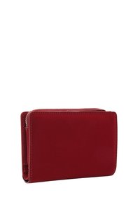 Kompaktowy czerwony skórzany portfel z widocznym srebrnym zamkiem błyskawicznym na górze i przeszytymi brzegami na białym tle.