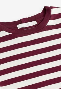 Bordeauxfarbene und weiße gestreifte Baumwoll-T-Shirt mit Rundhalsausschnitt und Schlaufe hinten; Muster gleichmäßig verteilt. Etikett zeigt "N.82".