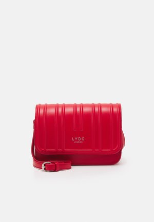 Rode neplederen schoudertas met een ribbeltextuur, klepsluiting, verstelbare band en het logo "LYDC LONDON" aan de voorkant.