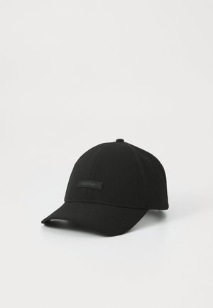 Svart baseballcaps laget av teksturert stoff med rund krone og rett skjerm. Har et rektangulært logoakcent på forsiden.