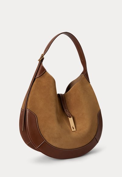 Sac à main marron en daim et cuir avec une forme incurvée, une sangle unique et un fermoir rectangulaire doré.
