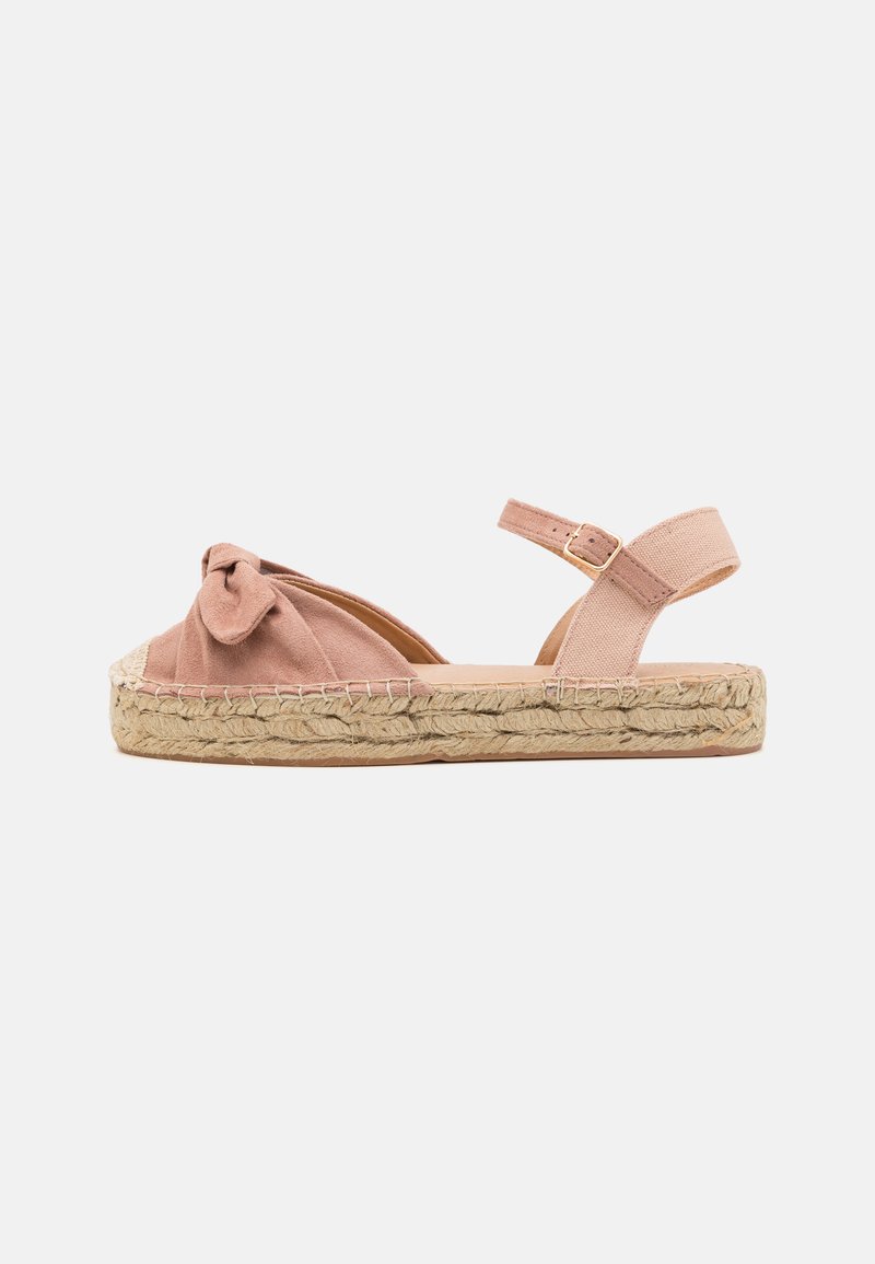Rozā suede espadrille sandalītes ar saistītiem jūtu pamatiem, ar mezglu priekšpusē un regulējamu potītes siksniņu. Plakans dizains.