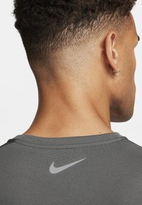 Nike Performance Camiseta deportiva - iron grey