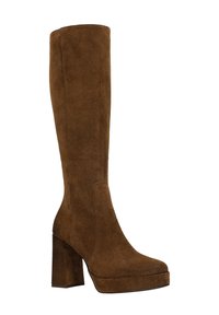 Braune Wildleder-Stiefel bis zum Knie mit einem massiven Absatz und Plattform. Glatte Textur, minimalistisches Design und keine sichtbaren Verzierungen.