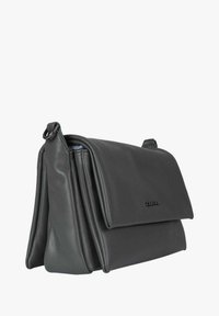 Borsa a tracolla in pelle grigia con patta pieghevole, più scomparti e dettaglio ad anello laterale. Texture liscia, design minimalista.