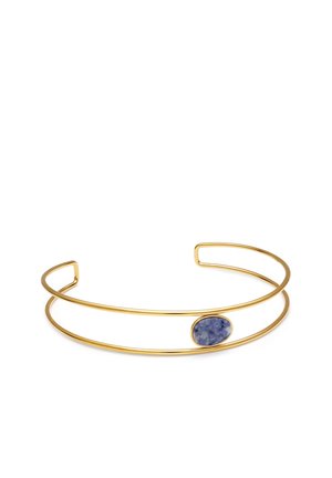 Pulsera brazalete abierta de oro con dos bandas paralelas y una pequeña piedra azul ovalada en un lado.