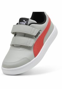 Puma COURTFLEX V2  - Scarpe da allenamento - cool light gray active red